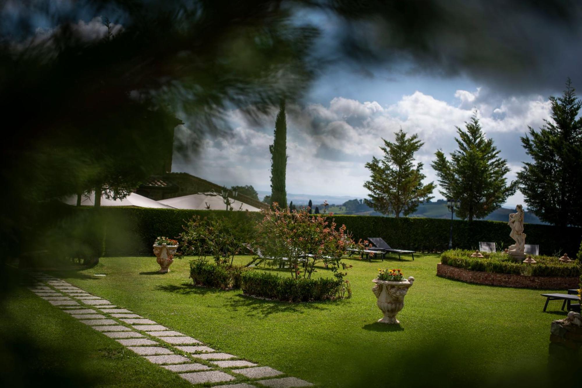 Poggio Paradiso Resort & Spa Montefollonico Luaran gambar